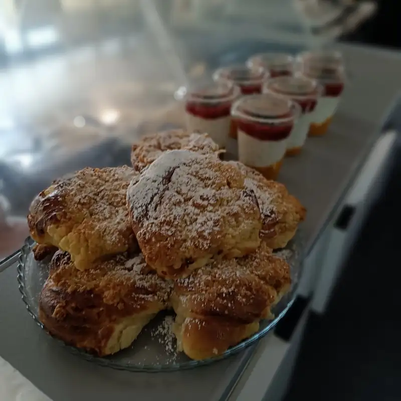 Drożdżówki z kruszonką i desery w pucharkach