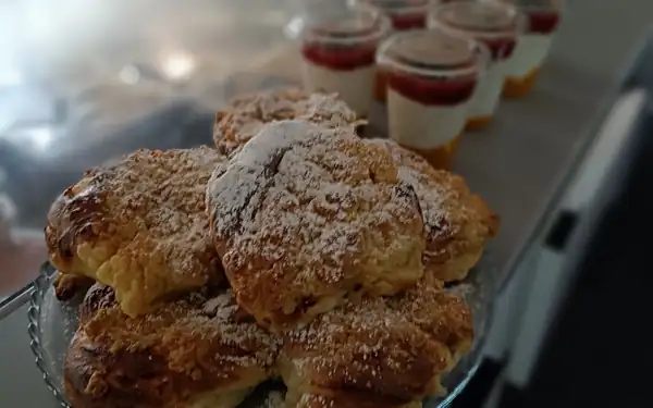 Drożdżówki z kruszonką i desery w pucharkach na ladzie